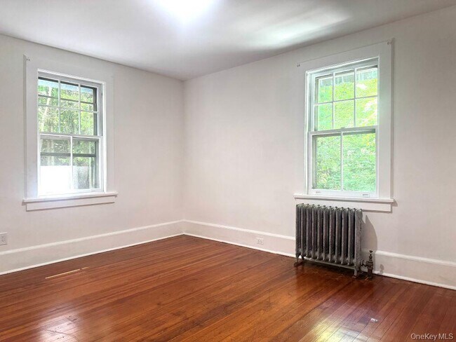 Building Photo - 560 Taxter Rd