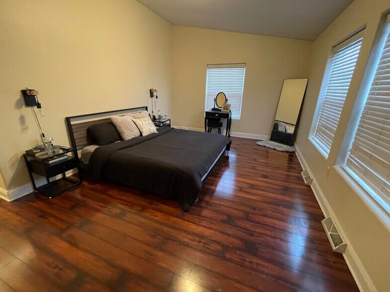 Master bedroom - 320 Jennifer Ln