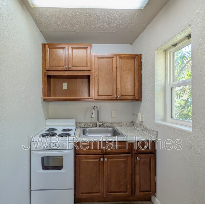 Building Photo - 1628 2nd St N