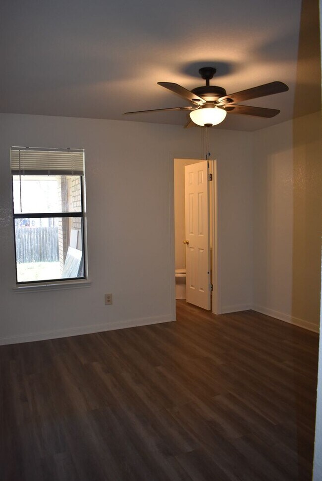 Building Photo - 907 Crymes Ln