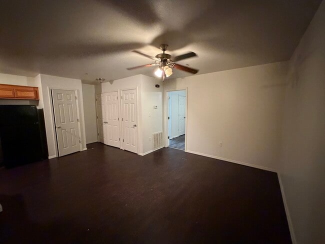 Building Photo - Triplex 300-2