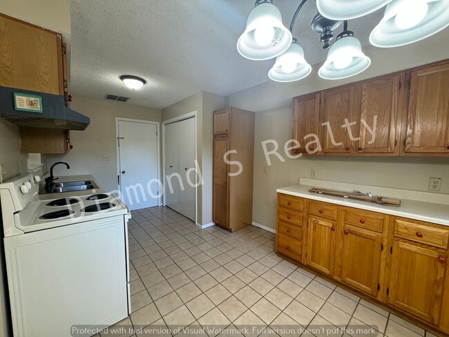 Building Photo - 3 Bedroom Home Located Near Mercy!