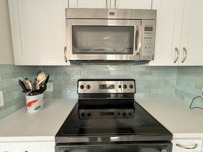 Building Photo - 18 Bay St