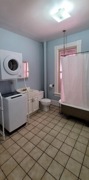 Washer/Dryer in Bathroom - 39 E Duncan St