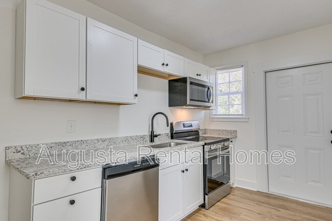 Building Photo - 2019 Roosevelt Dr