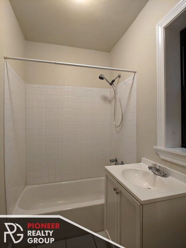 Building Photo - 1354 N Dearborn St