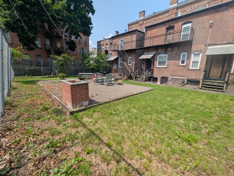 Building Photo - 135 Howe St