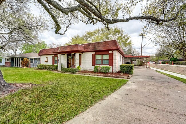 Primary Photo - 1902 Sedgie Dr