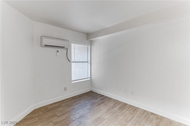 Building Photo - 510 Elm Dr