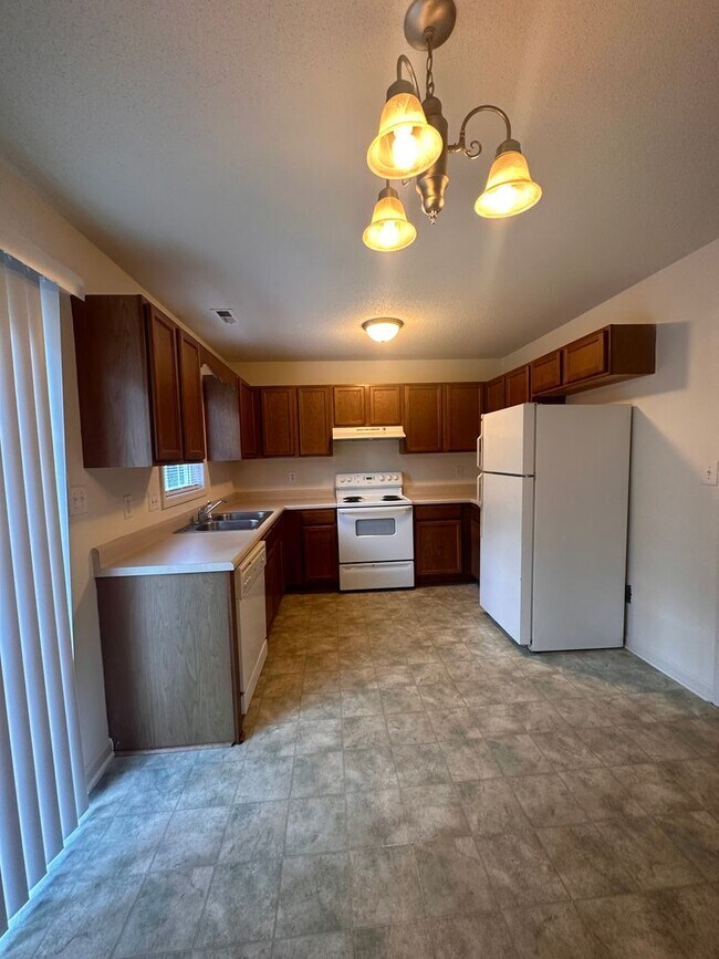 Building Photo - 105 E Coopers Ct