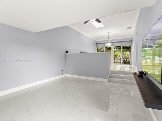 Building Photo - 9133 Fontainebleau Blvd