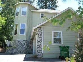 Building Photo - Lovely 2 story Home Walk to Downtown Grass...