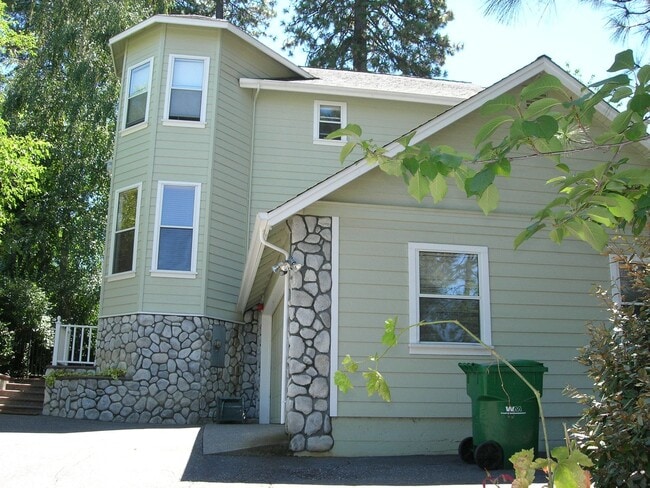 Primary Photo - Lovely 2 story Home Walk to Downtown Grass...