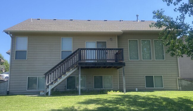 Building Photo - Large Single-Family Home Located in The Pr...