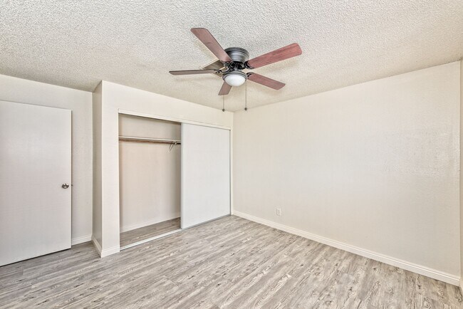 Building Photo - 2080 E Karen Ave