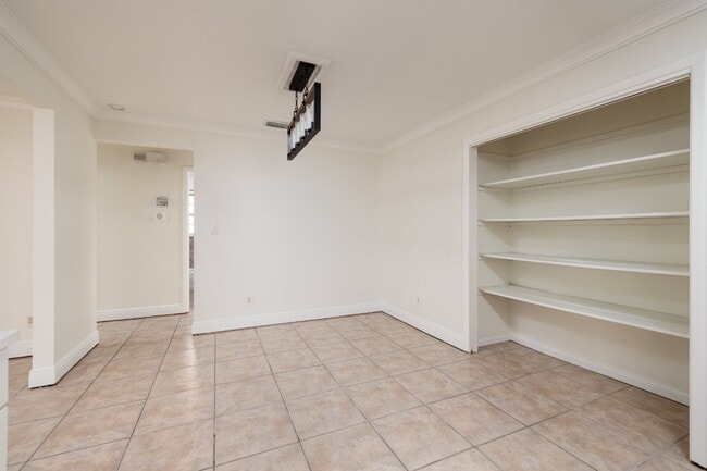 Building Photo - Charming single-family home nestled in des...