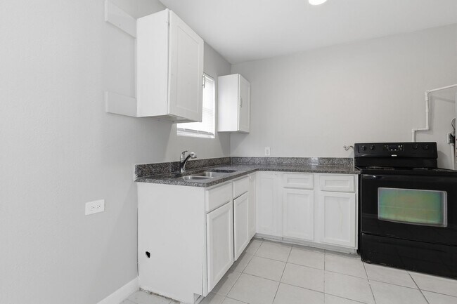 Building Photo - Spacious & Newly Updated! *HOUSING ACCEPTED/ SECTION 8 * — Apply Today!