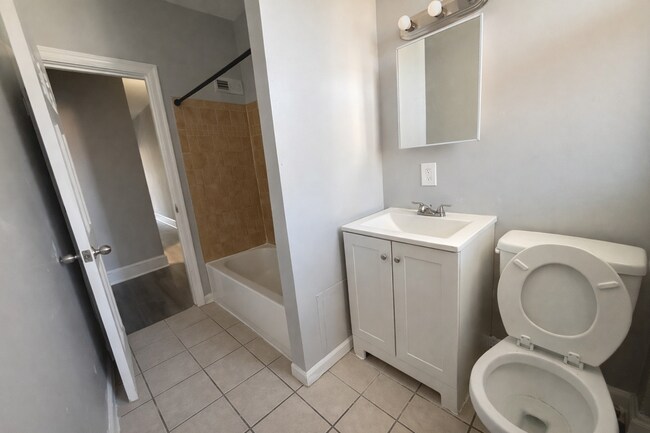 Building Photo - 3 Bedroom Home Across from Clifton Park | Central AC | Washer & Dryer