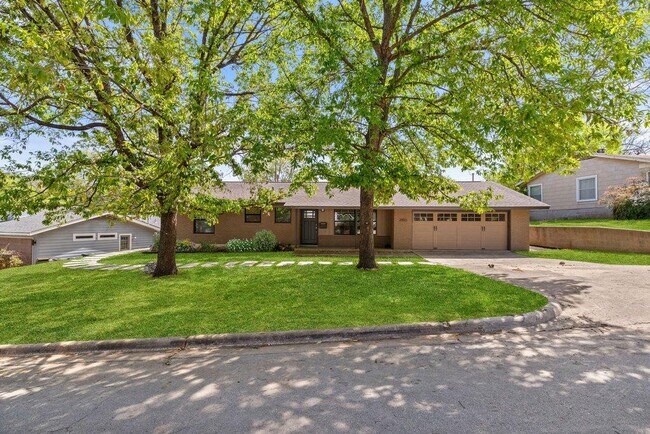 Building Photo - 2503 Rockingham Dr