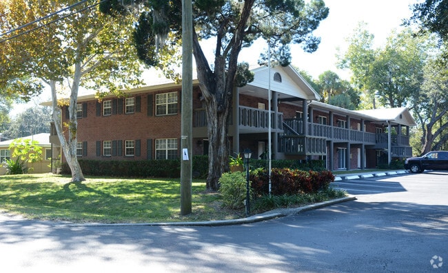 Building Photo - Century Oaks