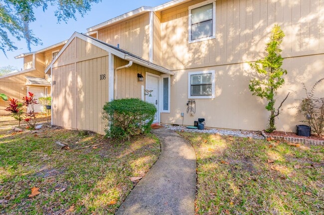 Building Photo - Townhome in the heart of Ormond Beach