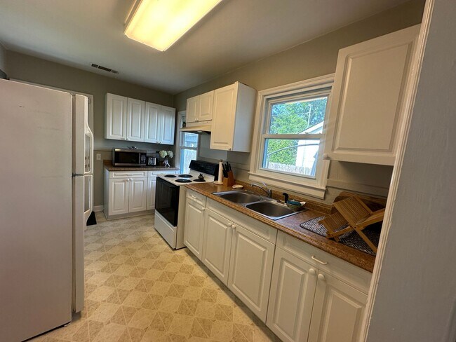 Building Photo - 3 BED | 1 BATH | SPACIOUS GATED BACKYARD |...