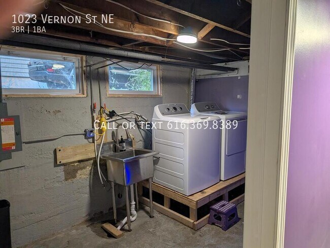 Building Photo - 1023 Vernon St NE