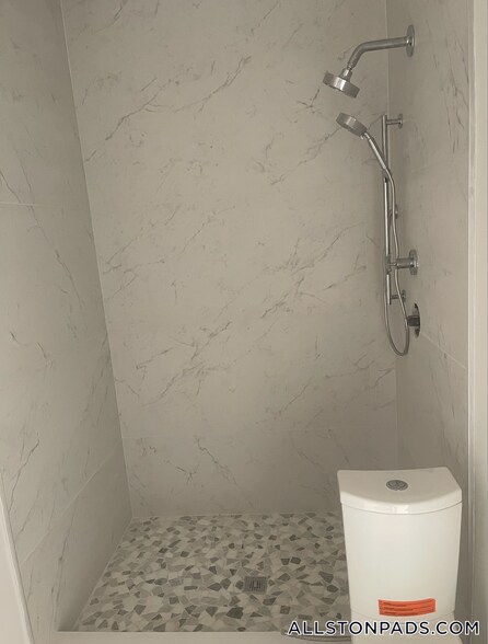 Building Photo - 16-18 Highgate (Roomate Rental) St.