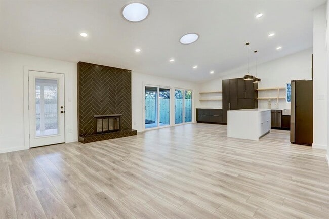 Building Photo - 2902 Jorwoods Dr
