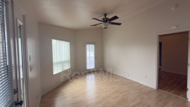Building Photo - 1384 NE Ridge Ave