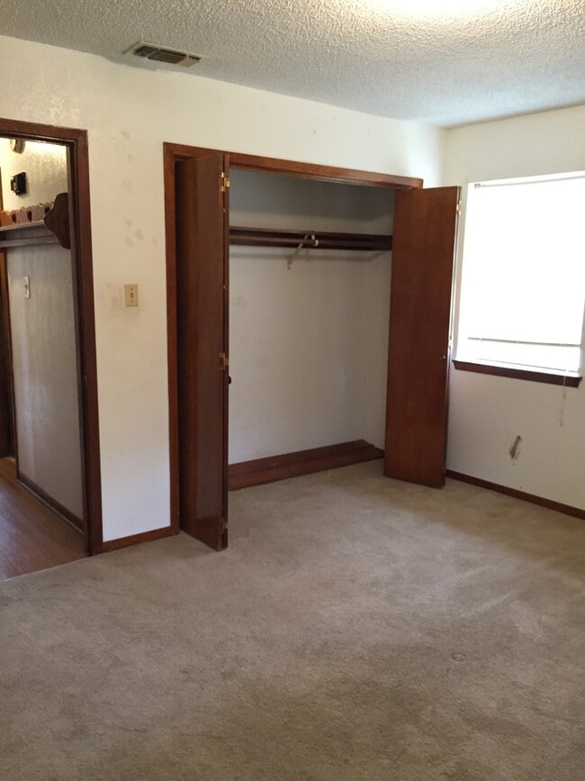 Building Photo - 3 Bedroom 1.75 Bath with a Spacious Lot