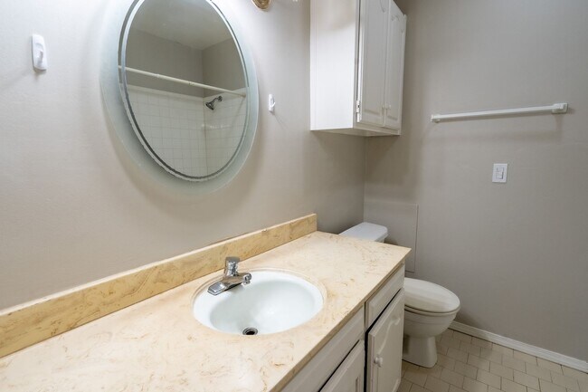 Building Photo - 4 Bed / 2 Bath In South Tulsa!