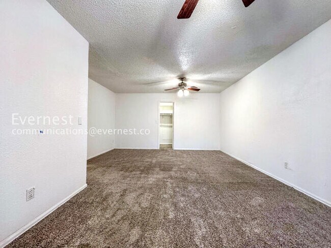 Building Photo - 3 Bed/2 Bath Home with Garage & Fenced Yard