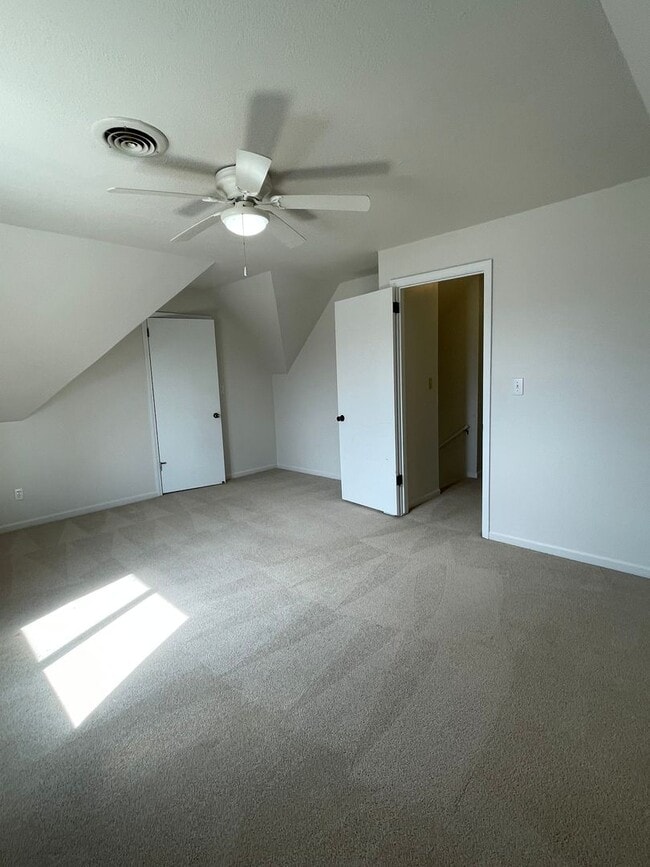 Building Photo - GREAT FAMILY HOME! FULLY FENCED YARD!