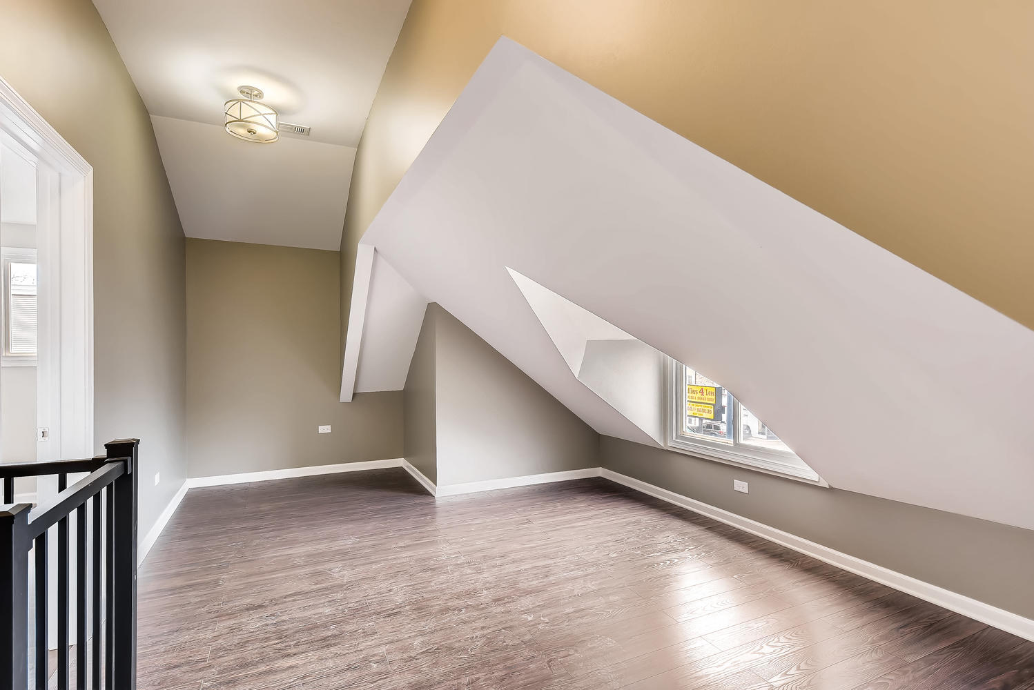 Bonus Room - 2000 W Roscoe St
