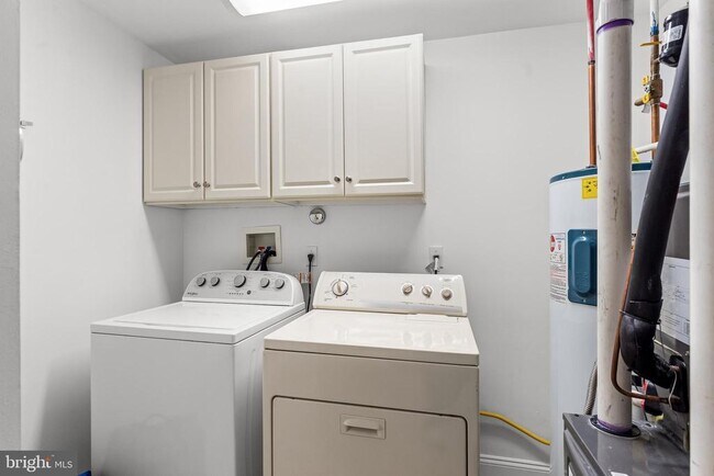 Building Photo - 2022 Crescent Wy