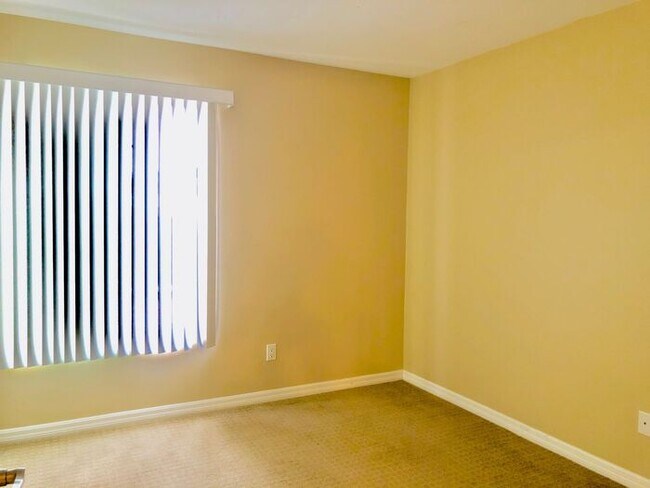 Building Photo - Sunny Top Floor 2BD/2BA Condo in Desirable...