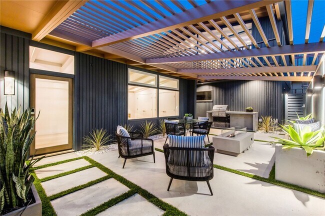 Building Photo - 816 The Strand