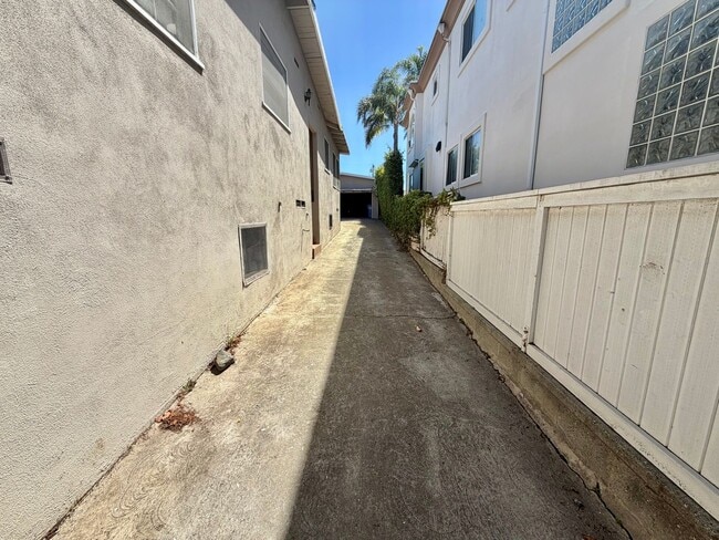 Building Photo - Spacious 3BD Manhattan Beach Home with Brand New Flooring, Large Den & 2-Car Garage