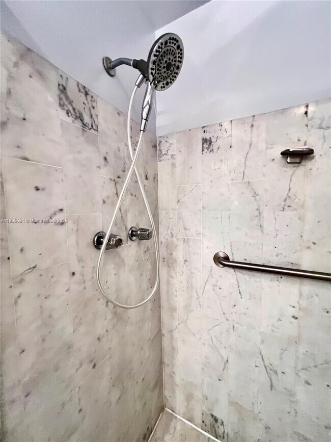 Building Photo - 6385 Bay Club Dr