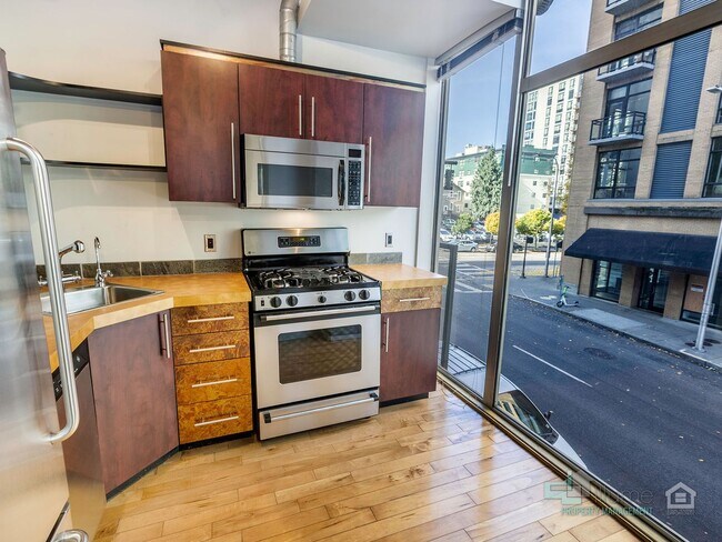Building Photo - Beautiful Studio Condo in Portland!