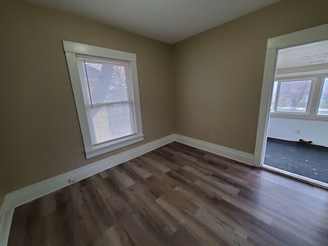 Building Photo - COMING SOON!! 506 Denver- large 3 bed house! **PETS OK**