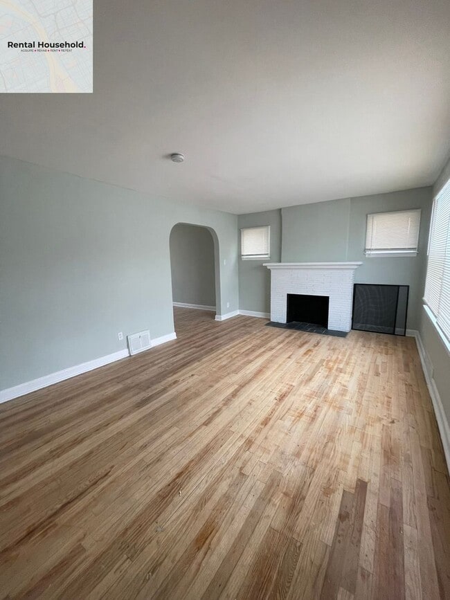 Building Photo - Spacious 3 Bedroom Home with Fenced Yard-Only $1200 a month