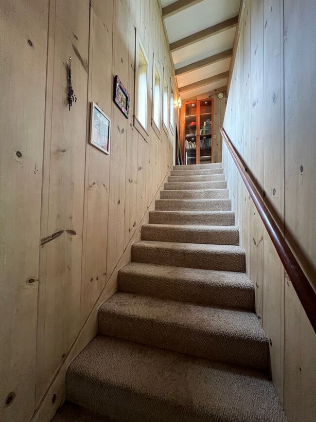 Building Photo - 1,100 square foot cottage on private 80 ac...