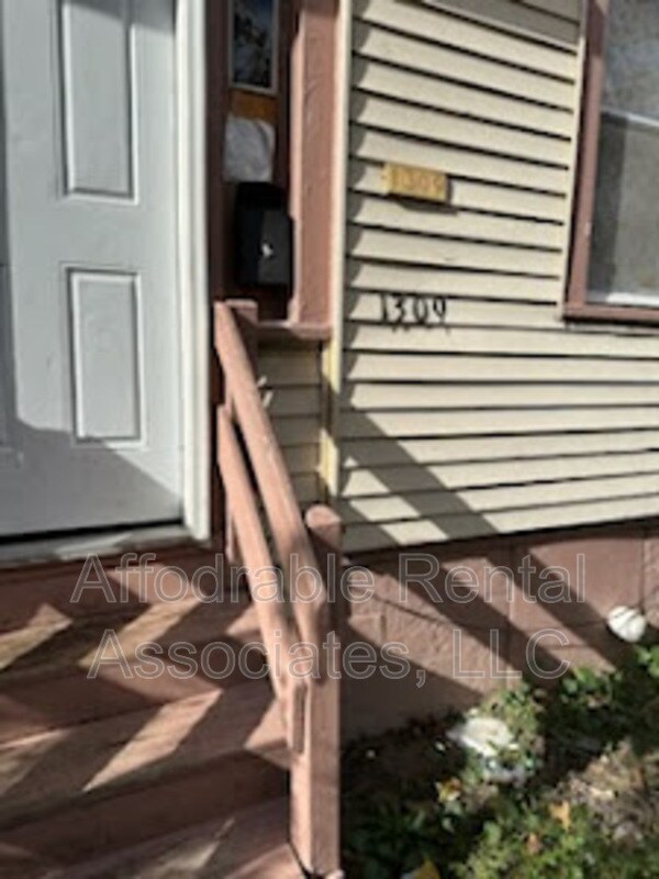 Building Photo - 1309 S 15th St
