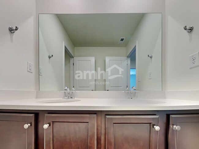 Building Photo - 1943 Windsor Park Ave