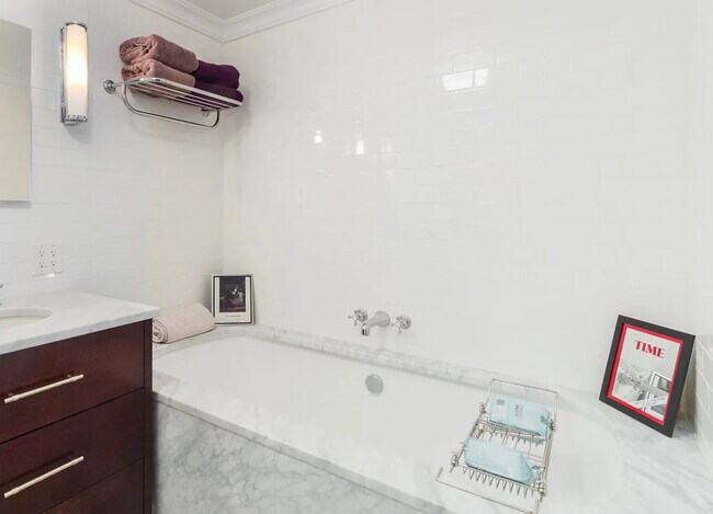 Large soaking tub - 140 Halsey St