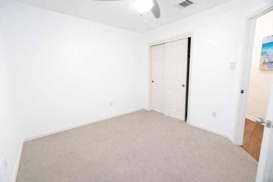 Building Photo - Room in Condo on Red Bud Ridge Ln