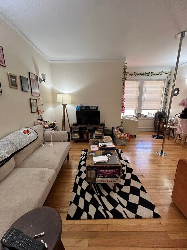 Building Photo - 5058 N Wolcott Ave