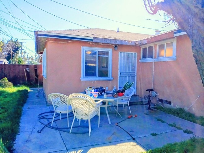 Building Photo - Recently Remodeled 3bd Single Story House Accepting Pets!